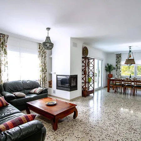 Newly Furnished Cozy House Next To The Calafell